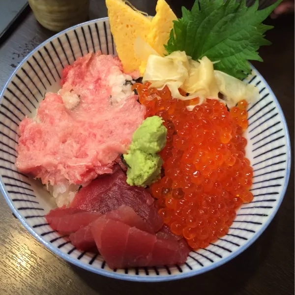 Snapdishの料理写真:築地で海鮮丼ー♪(*^^)o∀*∀o(^^*)♪
私は、ネギトロといくら丼にマグロとトッピング♡海鮮丼も美味しそーやったけど、めちゃ新鮮でおいしかったぁーღ꒡ ᴈ꒡)♡⃛(꒡ε ꒡ღ♡
また食べたい♡|ayumiさん