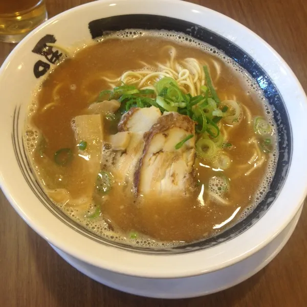 なっちゃんと最後に姫路でラーメン꒰ •ॢ  ̫ -ॢ๑꒱✩
めちゃなっちゃんラーメンが好きみたいやけど、2日連続ラーメンって…☆笑
とんこつ醤油味であっさりだけど、こってりー？笑でも、美味しかったよ♡|ayumiさん