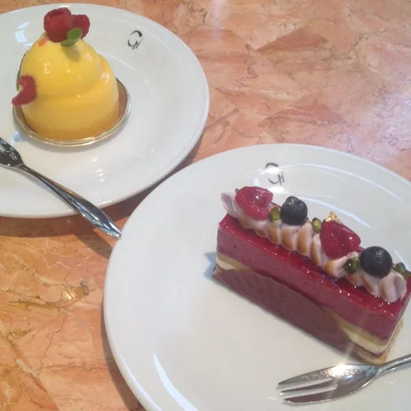 Snapdishの料理写真:念願のクラブハリエのケーキღ꒡ ᴈ꒡)♡⃛(꒡ε ꒡ღ
カシスケーキ♡ケーキが何層にもなっててお上品な味♡ゆずのフロマージュも美味しいー♡
いつかは、ケーキバイキングに行ってみたいなぁ☆|ayumiさん