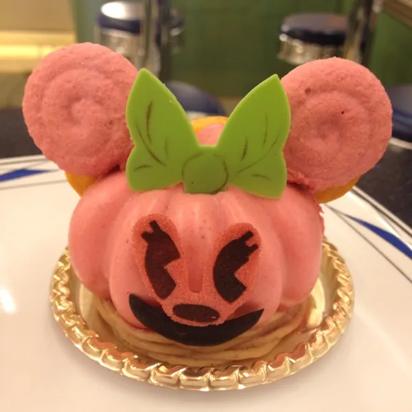 ディズニーのケーキ(❁´◡`❁)*✲ﾟ*
可愛すぎるー♡チシャネコのアールグレイティームースとハロウィン限定の赤い果実のムース♡どっちも可愛くて食べれないし美味しい♡果実はカシスでマロウド思い出した♡|ayumiさん