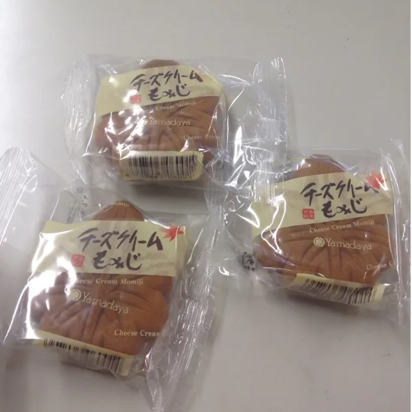 Snapdishの料理写真:またまた木本さんが広島のお土産に買ってきてくれたぁー٩꒰ಂ❛ ▿❛ಂ꒱۶♡
めちゃ嬉しいー♡やっぱりいろいろ食べても、何回食べても、このやまだ屋のクリームチーズが1番スキー♡( *｀艸´)|ayumiさん