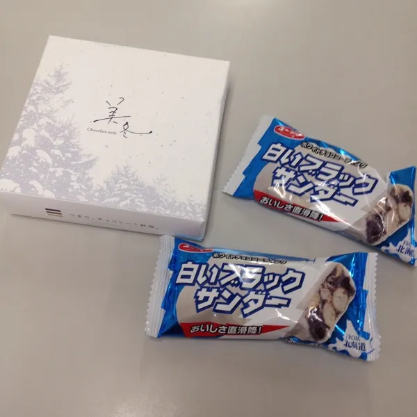 北海道のお土産ー(((o(*ﾟ▽ﾟ*)o)))♡
白いブラックサンダーは、ホワイトチョコがコーティングしてあって美味しいー♡
美冬は初めて食べたけど、サクサクパイの中に3種類の味がついてて美味しいー♡|ayumiさん