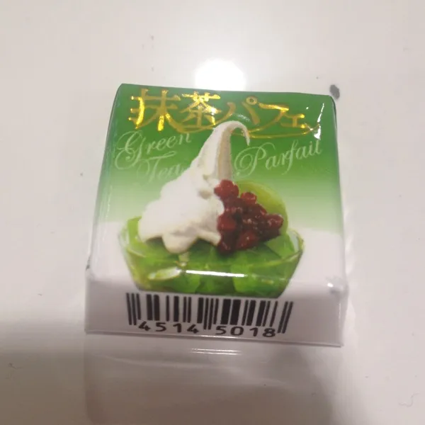 チロルチョコの抹茶パフェ発見*:ஐ(●˘͈ ᵕ˘͈)人(˘͈ᵕ ˘͈●)ஐ:* 
これ、やばいくらい美味しすぎて、買い占めたいー♡♡♡小豆とゼリーも入ってます♡♡♡|ayumiさん