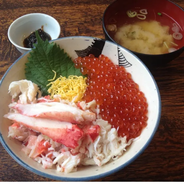 札幌中央卸売市場で海鮮丼ー(((o(*ﾟ▽ﾟ*)o)))
いくらが大好きなのと、カニをあんまり食べてなかったからタラバ蟹＆いくら丼♡
美味しすぎたー( *^艸^)買い物したあとはキツネさわりに行った☆|ayumiさん