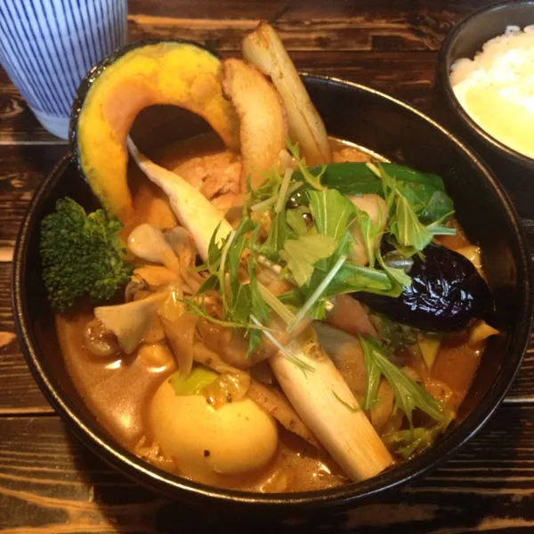 旭山動物園で満喫したあとは、有名なスープカレー(❁´◡`❁)*✲ﾟ*
予約して行ったら、個室みたいなとこに手紙つきのVIP待遇♡ラッシーもついてたー♡
チキンと野菜のエビスープがめちゃおいしい♡|ayumiさん