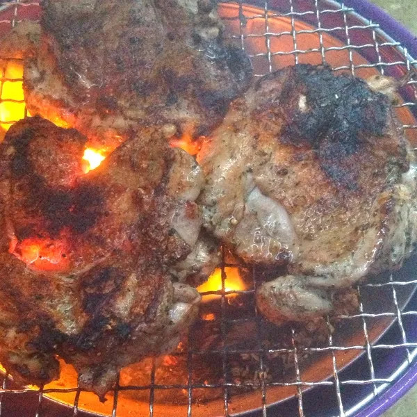 鳥もも炭火焼き☆
ワイルド〜！家事じゃありません
最後に桜チップでスモークしたよ♬|＊にちか＊さん