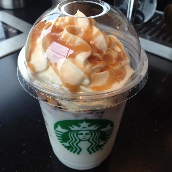 噂のホワイトフラペチーノ♡
チーズクリームとザクザククッキーがかなり好みでおいしすぎ*:ஐ(●˘͈ ᵕ˘͈)人(˘͈ᵕ ˘͈●)ஐ:* 
コーヒーフラペチーノより好きゃわー♡|ayumiさん