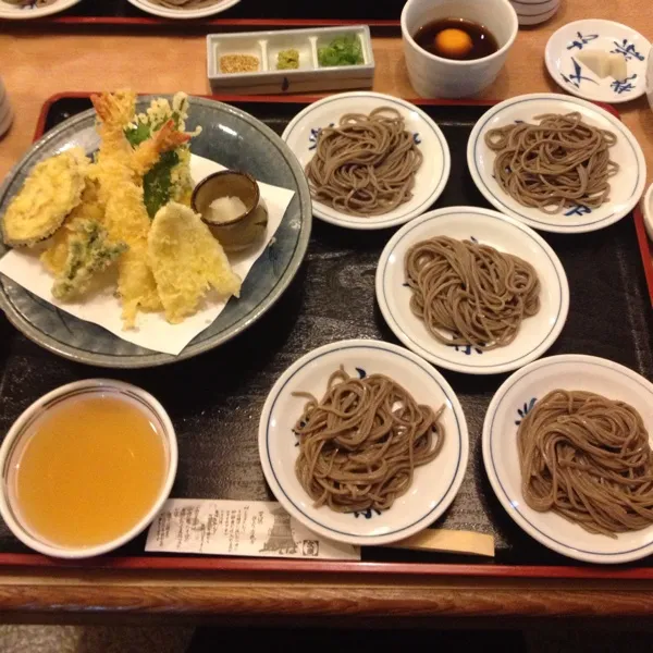 昨日のディナーはさっちゃんと文楽♡
お蕎麦おいしかったぁ( *^艸^)
エビの天ぷらも大好き♡
デザートも食べたけど…他のにすればよかったよ。|ayumiさん