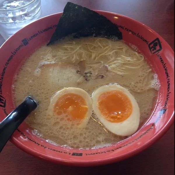 うっちぃに連れてってもらって、尾道ラーメン♡福山だけどねー(*ﾟ▽ﾟ*)
トンコツラーメンで細麺で美味しぃー（≧∇≦）|ayumiさん