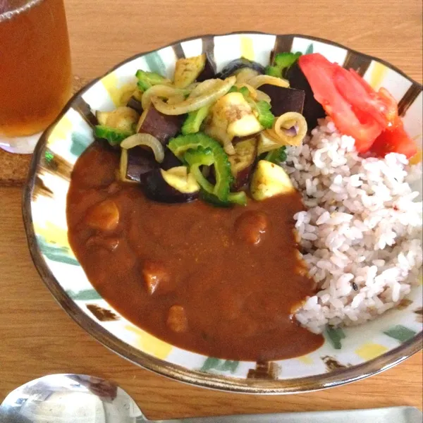 休日ランチ
レトルトカレーにカレー風味の野菜を添えて|みつほさん