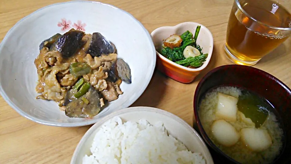 茄子味噌炒め、春菊のゴマ和え、麩とワカメの味噌汁|Ryoka Itoさん