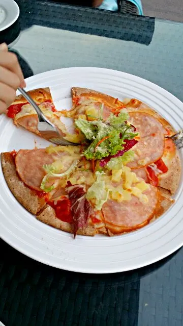 Snapdishの料理写真:Hawaiian Pizza|Yvonne Limさん