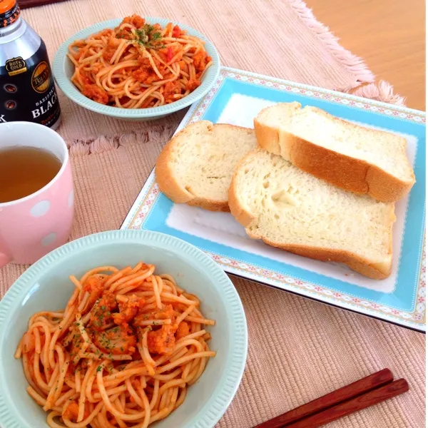 Snapdishの料理写真:ホームベーカリーで焼いた食パンにナポリタンを挟んで(๑´ڡ`๑)|さみぃさん