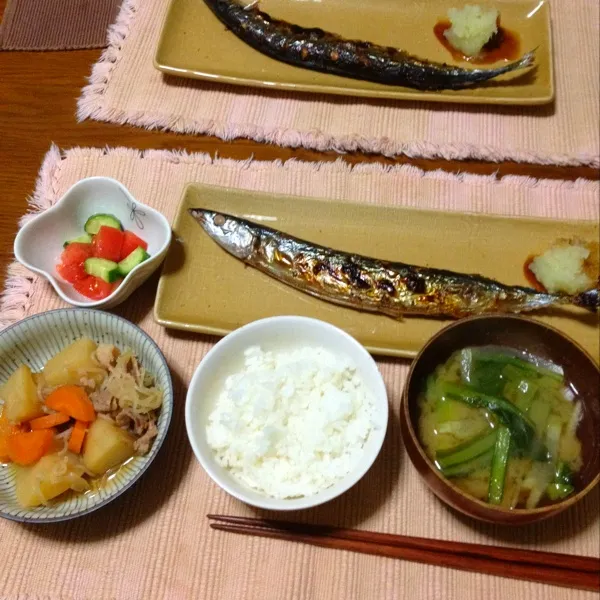 ☆焼きさんま
☆肉じゃが
☆トマトきゅうりサラダ
☆大根と菜っ葉みそ汁|さみぃさん