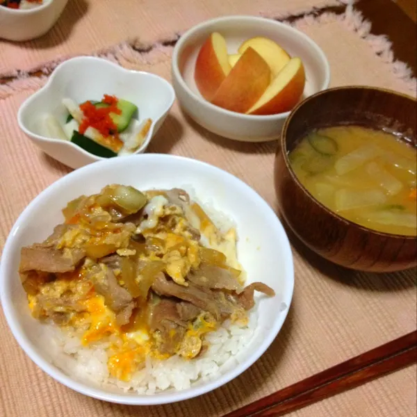 ☆豚肉卵とじ丼
☆具沢山みそ汁
☆きゅうりちくわ浅漬け
☆りんご|さみぃさん