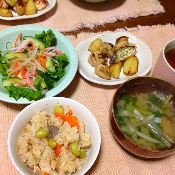 ☆炊き込みご飯
☆鶏とじゃがの炒めもの
☆サラダ
☆大根みそ汁|さみぃさん