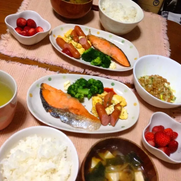 ☆焼き鮭
☆ウインナーと卵の炒めもの
☆ネギ入り納豆
☆わかめ豆腐ネギみそ汁
☆いちご|さみぃさん