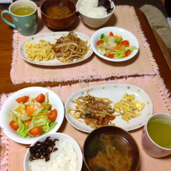 Snapdishの料理写真:☆豚もやし舞茸みそ炒め
☆鶏ひき入り玉子焼き
☆サラダ
☆わかめ玉ネギみそ汁|さみぃさん