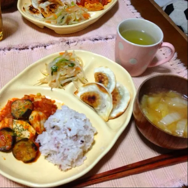 ☆チキンと茄子のトマト煮
☆納豆ネギの餃子皮包み焼き
☆もやしサラダ
☆じゃが白菜みそ汁
☆雑穀米|さみぃさん