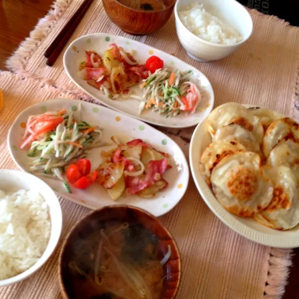 Snapdishの料理写真:☆餃子の皮包み焼き(たっぷり生姜、白菜、鶏ひき、玉ねぎ入り)
☆ジャーマンポテト
☆ごぼうサラダ
☆もやしワカメみそ汁|さみぃさん