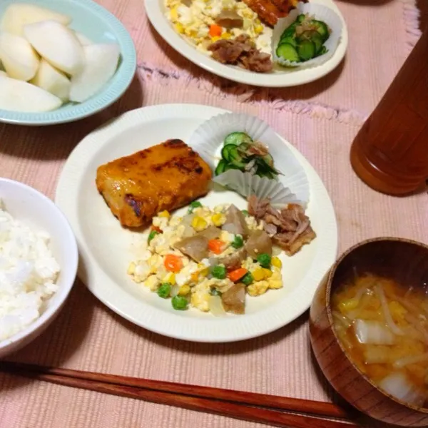 Snapdishの料理写真:☆カジキみそ焼き
☆玉子炒り豆腐
☆きゅうり浅漬け
☆白菜もやしみそ汁
☆なし|さみぃさん