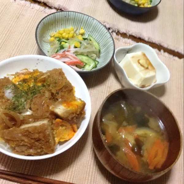 ☆チキンカツ丼
☆白菜にんじんワカメみそ汁
☆温豆腐
☆サラダ|さみぃさん