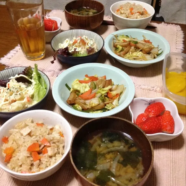 Snapdishの料理写真:☆野菜炒め
☆ポテトサラダ
☆炊き込みごはん
☆玉ねぎワカメみそ汁
☆いちご|さみぃさん