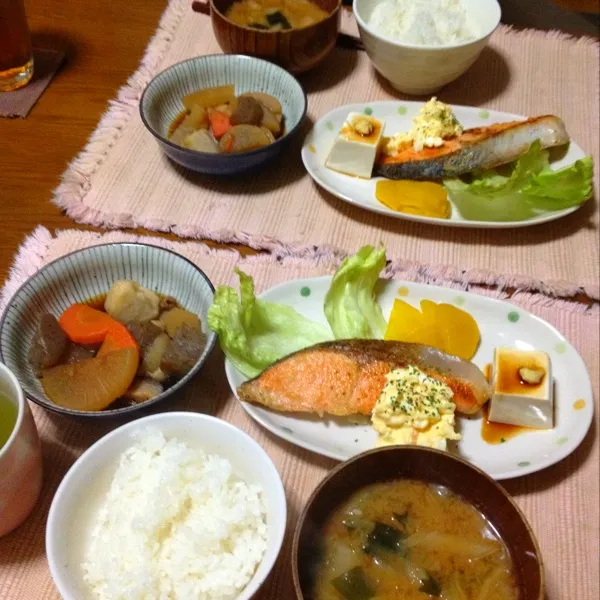 Snapdishの料理写真:☆焼き鮭タルタル添え
☆煮物
☆冷ややっこ
☆わかめ白菜みそ汁|さみぃさん