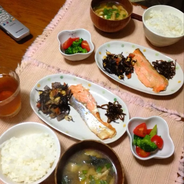 ☆鮭のみそ焼き
☆ひじき煮
☆子持ち昆布
☆ブロッコリーとトマトサラダ
☆豆腐わかめ油揚げみそ汁|さみぃさん