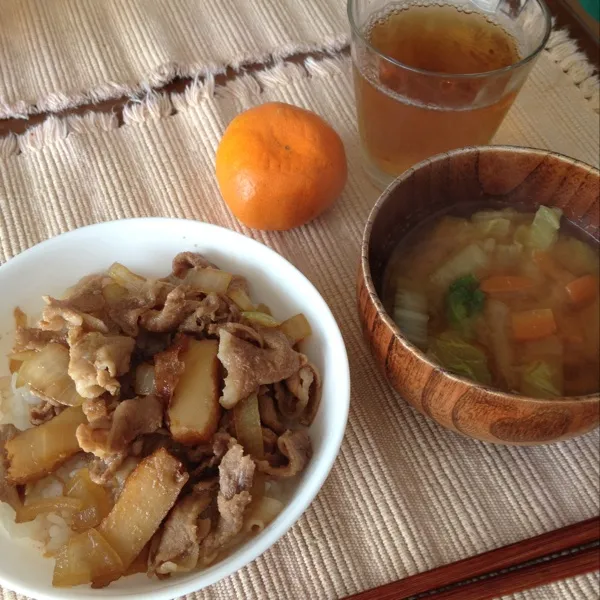 お昼に(^౪^)
☆豚肉とさつま揚げの生姜丼
☆白菜とにんじんのみそ汁|さみぃさん