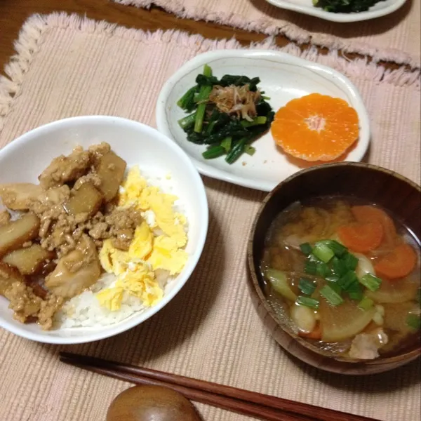 ☆鶏そぼろとさつまあげの丼
☆豚汁
☆ほうれん草おひたし
☆みかん
手抜きごはん( ;´౪`)|さみぃさん