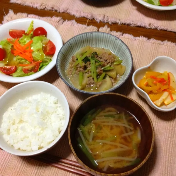 ☆カブのそぼろあん煮
☆イカじゃがパプリカの炒め物
☆サラダ
☆もやしニラみそ汁|さみぃさん