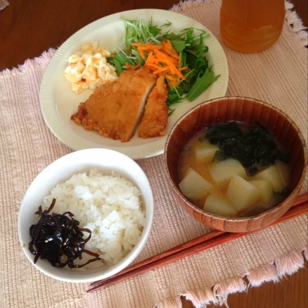 チキンの揚げ物タルタル添え
水菜サラダ
じゃがワカメみそ汁
ゴマ昆布|さみぃさん