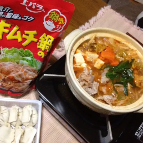 Snapdishの料理写真:キムチ鍋(o^u^o)
ホワイト餃子屋の餃子も入れた〜|さみぃさん