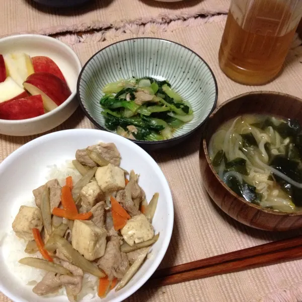 豚ごぼう丼、もやしエノキわかめみそ汁、
ちんげん菜とツナのおひたし、りんご|さみぃさん