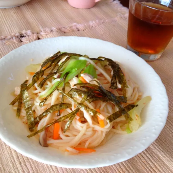 アレンジそうめん☆
明太子ソースに具は鶏肉、キャベツ、人参、えりんぎ|さみぃさん