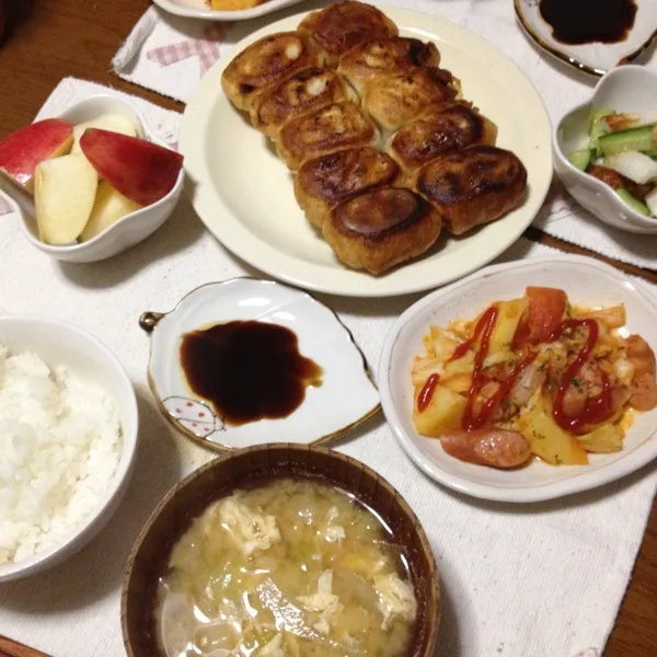 ホワイト餃子屋の餃子、野菜とウインナーのトマト炒り煮、キュウリちくわ塩もみ、はくさい玉子みそ汁、りんご
冷凍餃子を焼き方見てやってみたけど難しかった(^◇^;)|さみぃさん