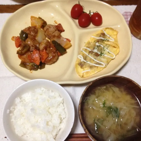 酢豚風、納豆オムレツ、トマト、キャベツ水菜みそ汁
酢豚の肉はこま肉を丸めて節約|さみぃさん