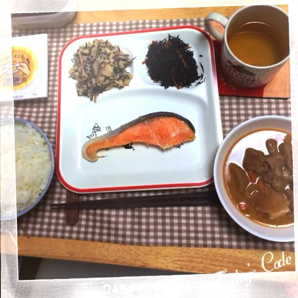 夕ご飯♡
鮭が脂乗っててめちゃうま♡
そして味噌汁ではなくもつ煮込み♡|eri--naさん