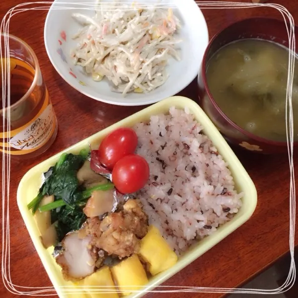 Snapdishの料理写真:お昼ごはん♡
お弁当
セブンのゴボウサラダ
お味噌汁

食べすぎた。。|eri--naさん