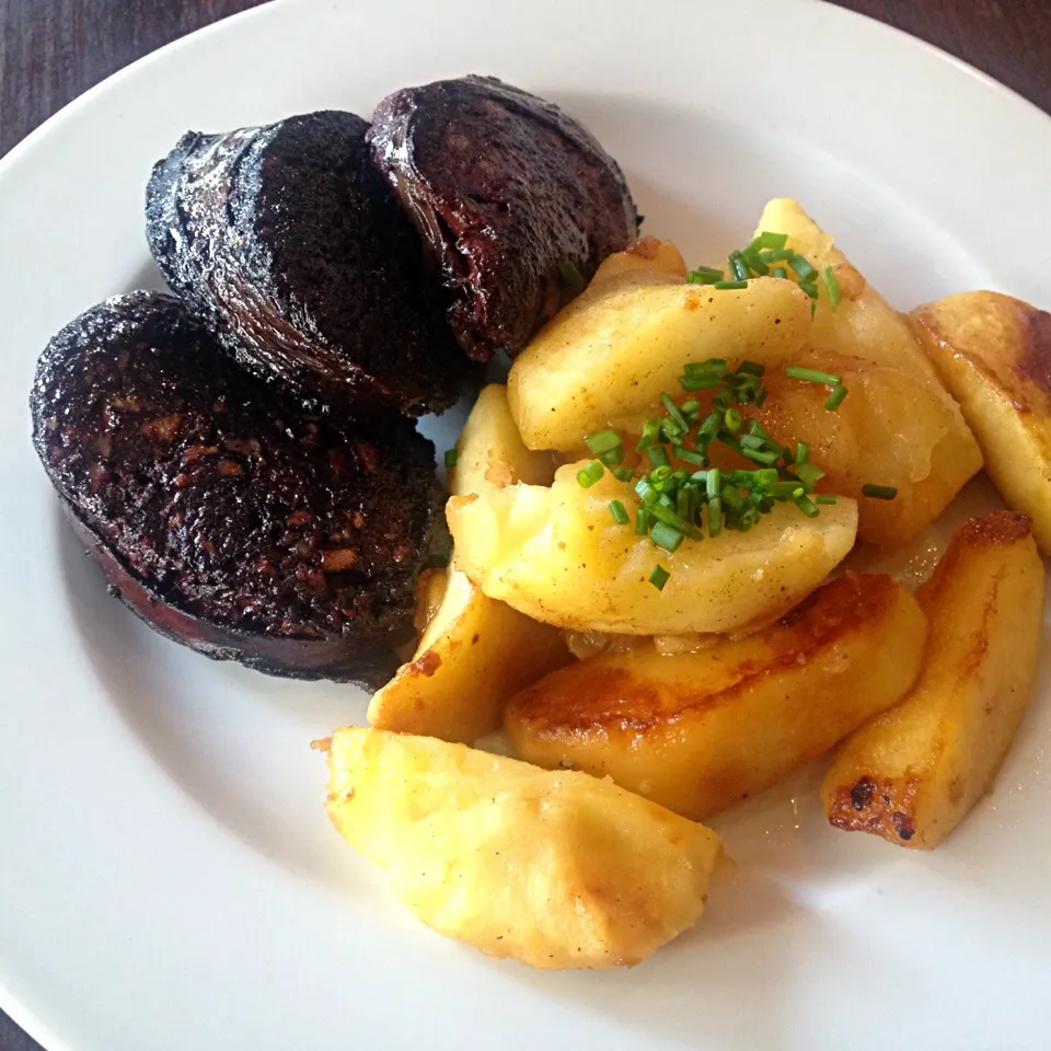 Snapdishの料理写真:Boudin noir aux pommes|jm gobetさん