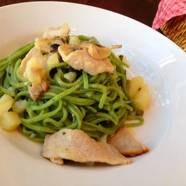 じゃがいもと豚肉のイタリアのお醤油的なものの味のパスタ(笑)、前菜、フォカッチャもありーの、デザートとドリンク。おなかいっぱい(*^^*)|はるみさん