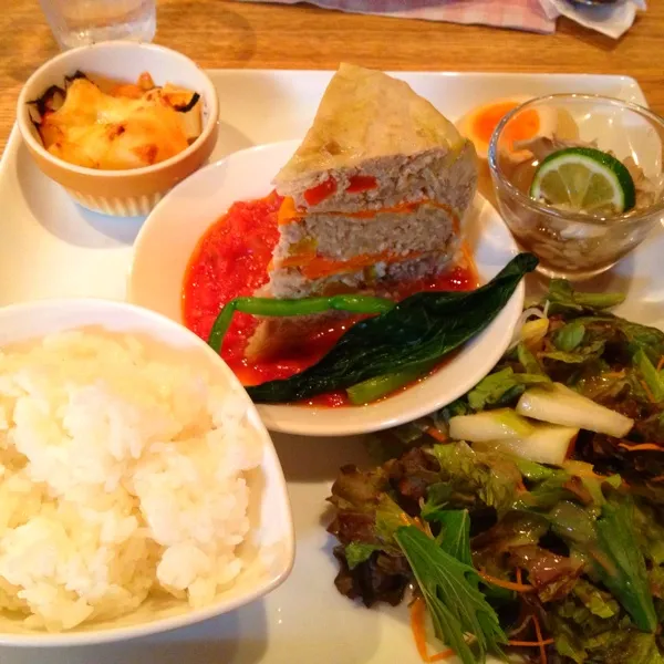 近所の洋食屋さん🎵
ロールキャベツのワンプレート夜ごはん
抹茶のロールケーキも(*^o^*)|はるみさん