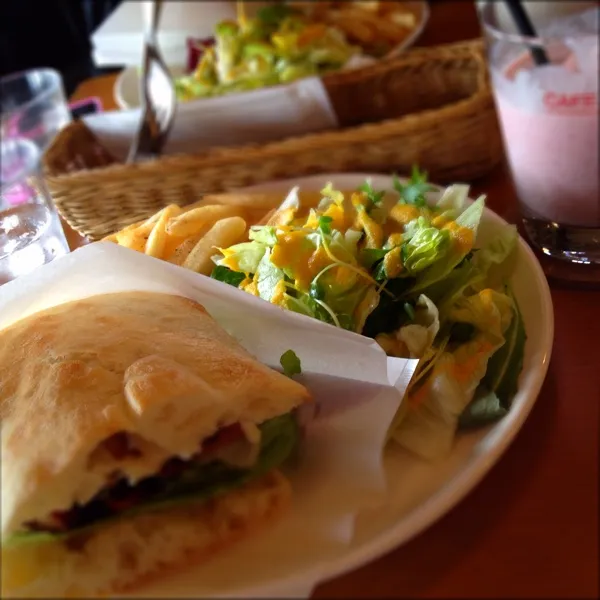 近所のカフェでサンドイッチランチ(o^^o)
イチゴジュースとともに🎵|はるみさん