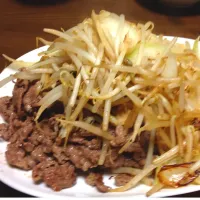 Snapdishの料理写真:今日の夕食は、牛肉ともやしの炒め物(^o^)|tenraiさん