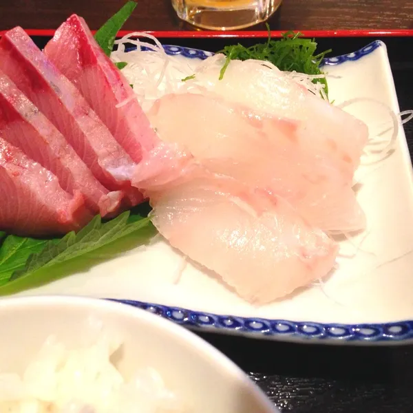 Snapdishの料理写真:今日のランチは、ぶりと天然ヒラメの刺盛り|tenraiさん