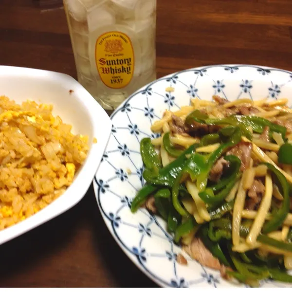 Snapdishの料理写真:今日の夕食は、炒飯と青椒肉絲に角ハイボール(^o^)|tenraiさん