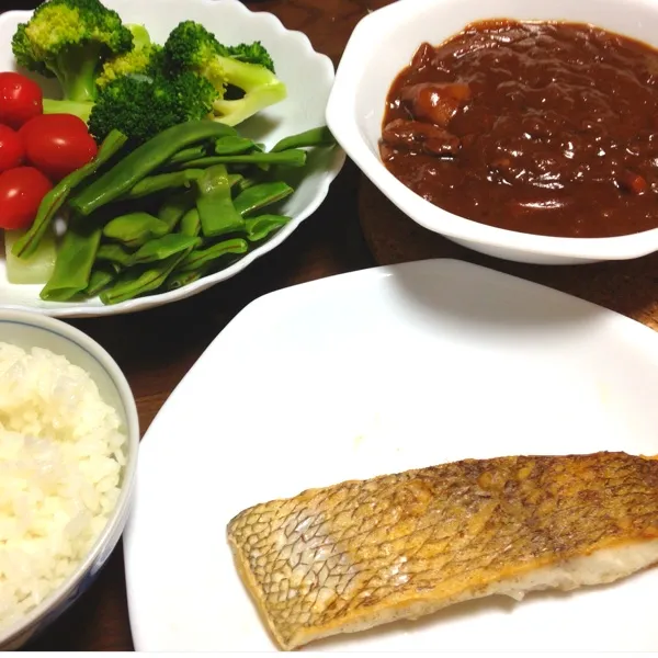 今日の夕食は、昨日の残りのビーフシチューと鯛のムニエル(^o^)|tenraiさん