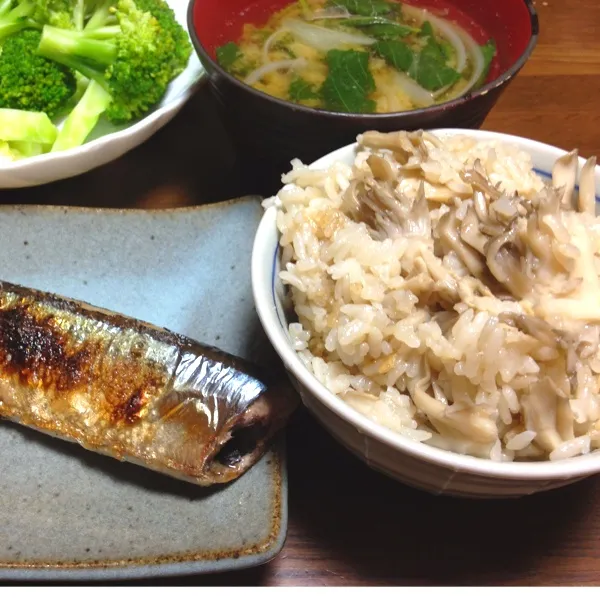 Snapdishの料理写真:今日の夕食は、秋らしく秋刀魚の塩焼きと舞茸ご飯(^o^)|tenraiさん