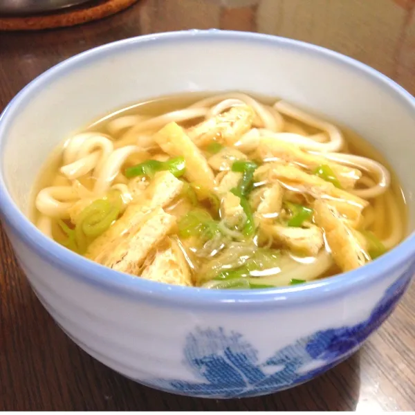 Snapdishの料理写真:暑い京都、実家に帰ってお昼ご飯、コシのないうどんのきざみきつねうどん！懐かしい味！|tenraiさん